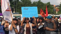 Foto: Misalnya tentang merenggut demokrasi, penghinaan terhadap presiden dihidupkan kembali. Kemudian menghina kekuasaan negara. Itu pasal VIP, sedikit bicara, bukan untuk menghina tapi mengkritisi, dipenjara, ucap Humas Aksi Riska Carolina kepada wartawan. (Arief-detikcom)