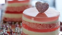 Cake mungil ini sang at cantik ya? Pink Diamond Heart ini rerbuat dari Dom Perignon Rose Jelly, white chocolate mousse, French vanilla chiffon sponge dengan giasan hati dari berlian.Foto: Instagram Ms Bs Cakery