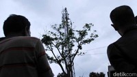 Aksi Ridwan ini jadi tontonan warga.