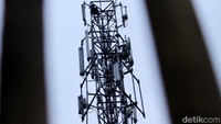 Di atas tower terlihat Ridwan kadang berdiri, kadang duduk. Ia bergeming meski dibujuk untuk turun, baik oleh kerabat bahkan polisi.