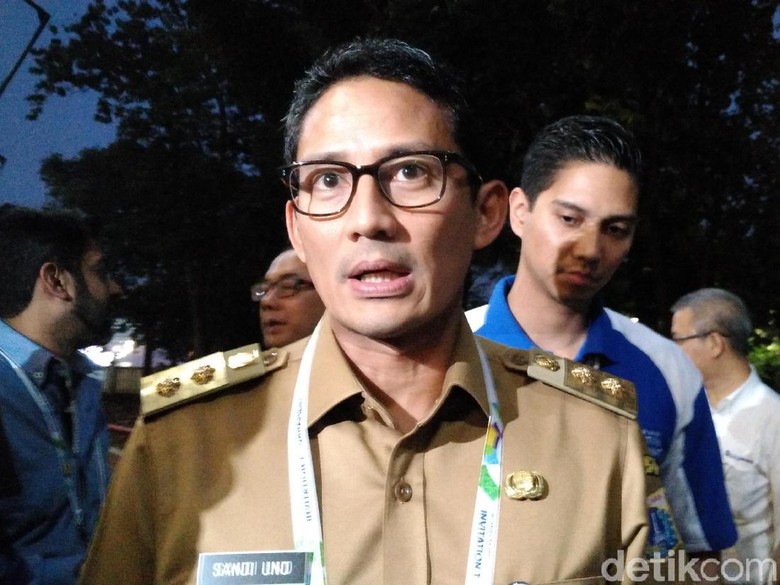 Sandiaga Terima Laporan Ada Jalan Retak di Kampung Berlan Sandiaga Terima Laporan Ada Jalan Retak di Kampung Berlan