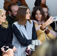 Aktris dan model Alexa Chung sibuk berswafoto, sementara sosialita Olivia Palermo fokus memperhatikan koleksi Noon by Noor, Kamis (8/2/2018). (Foto: Getty Images)