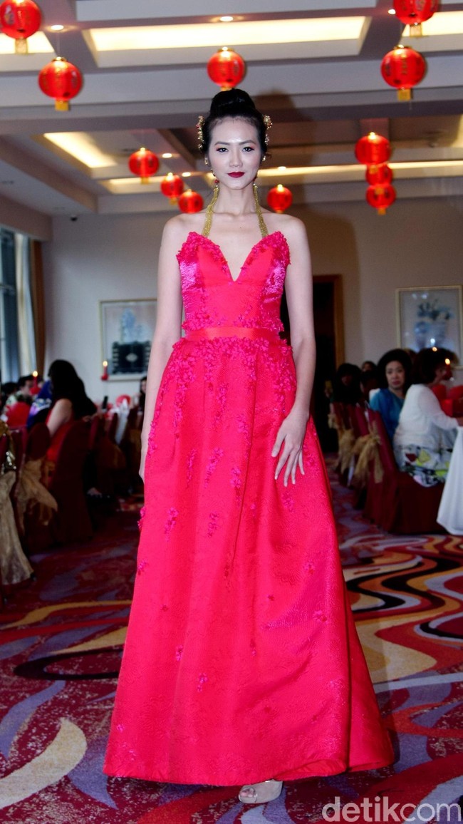 Fashion show Trilogy of Chinese Story’ karya tiga desainer Indonesia yakni Anaz, Yudhistira dan Yosep Sinudarsono yang memamerkan koleksi cheongsam di Pearl Chinese Restaurant,  JW Marriott Hotel Jakarta. Kamis [8/2/2018]. Foto: Mohamamd Abduh/Wolipop. Foto: Mohammad Abduh/Wolipop