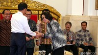 Sri Mulyani terlihat sangat semringah.