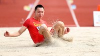 Lompatan atlet asal China ini menjadi yang terjauh. Dia pun berhak meraih medali emas.