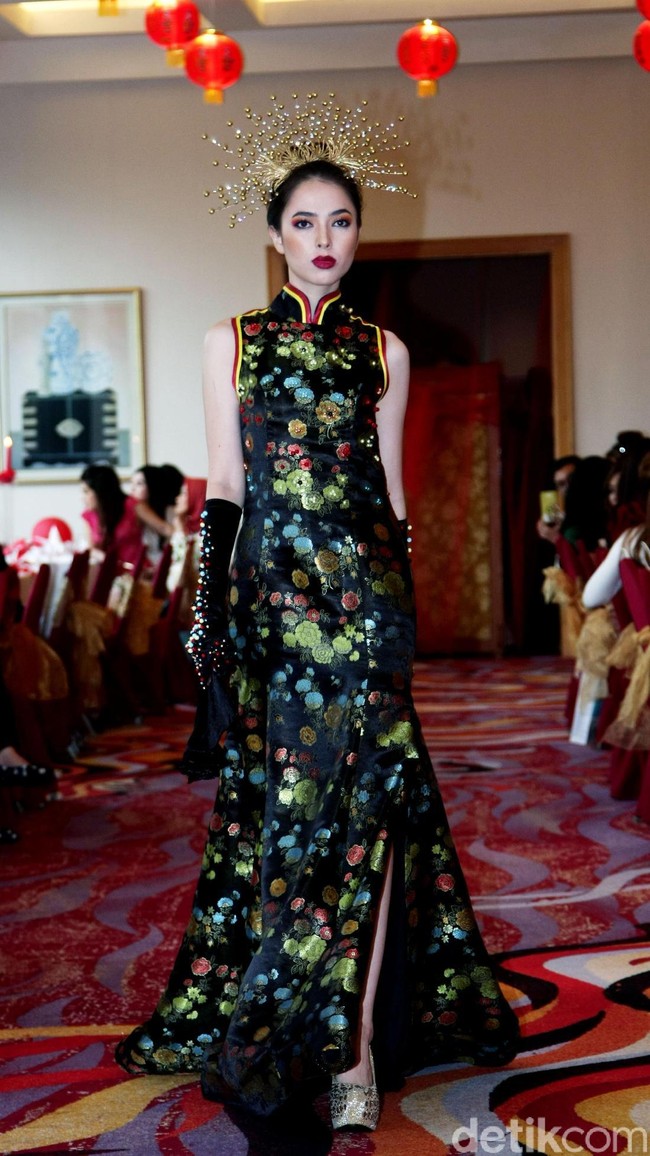 Fashion show Trilogy of Chinese Story’ karya tiga desainer Indonesia yakni Anaz, Yudhistira dan Yosep Sinudarsono yang memamerkan koleksi cheongsam di Pearl Chinese Restaurant,  JW Marriott Hotel Jakarta. Kamis [8/2/2018]. Foto: Mohamamd Abduh/Wolipop. Foto: Mohammad Abduh/Wolipop
