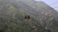 Masuk ke dalam Distrik Jafariya di Propinsi Raymah Barat, sekitar 90 km dari Ibukota Sanaa, para penduduknya punya cara sendiri untuk mengangkut barang. Mereka menggunakan kereta gantung. (Abduljabbar Zeyad/Instagram)