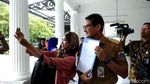 Gaya Sandiaga Pakai Bahasa Isyarat saat Terima Aduan Warga Difabel