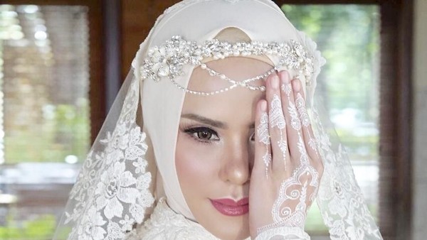 Angel Lelga Dikabarkan Cerai, Lihat Lagi Gaya Glamornya Saat Dinikahi Vicky