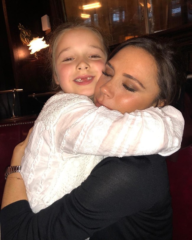 Selepas acara, Victoria mengunggah fotonya bersama Harper di Instagram. Love u baby girl x #VBAW18 #NYFW love u @davidbeckham @romeobeckham @cruzbeckham x kisses x VB, tulis Victoria pada keterangan foto. (Foto: Instagram/Victoria Beckham)