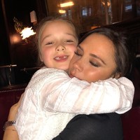 Selepas acara, Victoria mengunggah fotonya bersama Harper di Instagram. Love u baby girl x #VBAW18 #NYFW love u @davidbeckham @romeobeckham @cruzbeckham x kisses x VB, tulis Victoria pada keterangan foto. (Foto: Instagram/Victoria Beckham)