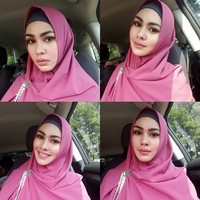 Sebelum berkomitmen penuh mengenakan hijab, ia sudah sering tampil mengenakan kerudung. Di beberapa momen seperti perayaan Idul Adha ia tampak mengenakan hijab berbahan sifon dengan tambahan bros sebagai pemanis. Foto: Instagram/KartikaPutriWorld