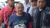 Dia juga membawa tas berwarna merah.