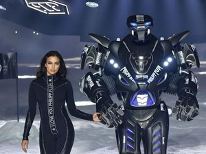 Foto: Unik, Robot Jadi Model di Catwalk New York Fashion Week