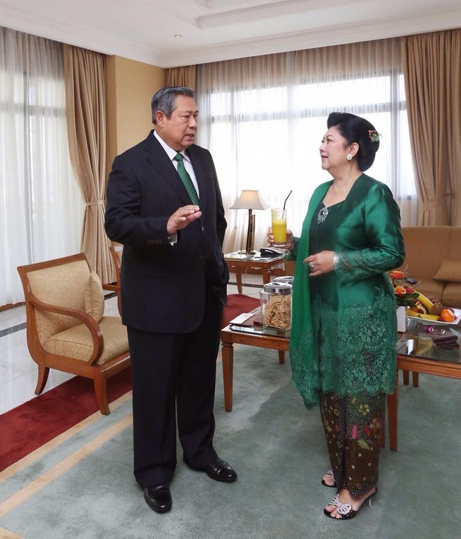 Sudah sejak lama SBY dan Ani Yudhoyono selalu tampil kompak berbaju kembaran atau berwarna sama. Seperti di foto ini, SBY memakai dasi berwarna hijau menyesuaikan dengan kebaya dan selendang hijau yang dipakai sang istri. Foto: Dok. Instagram Ani Yudhoyono