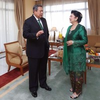Sudah sejak lama SBY dan Ani Yudhoyono selalu tampil kompak berbaju kembaran atau berwarna sama. Seperti di foto ini, SBY memakai dasi berwarna hijau menyesuaikan dengan kebaya dan selendang hijau yang dipakai sang istri. Foto: Dok. Instagram Ani Yudhoyono