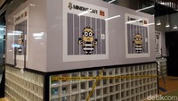 Interior di sini bertema film Despicable Me 3. Tak heran ada banyak sosok Minion terpenjara. Salah satunya di bangunan dapur tertutup ini. Foto: dok. detikFood