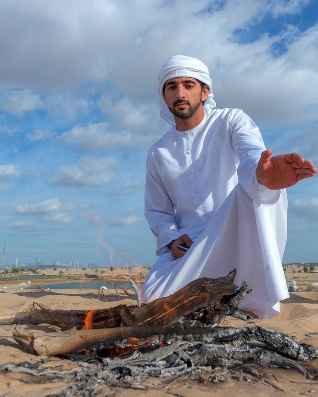 Pangeran Hamdan satu sekolah dengan keluarga kerajaan Inggris. Setelah lulus dari sekolah Dubai School of Government, Sheikh Hamdan melanjutkan sekolah militer Military Academy di Inggris yang merupakan sekolah yang sama dengan Pangeran William dan Pengeran Harry. Kemudian Hamdan berkuliah di London School of Economics.  Foto: Instagram