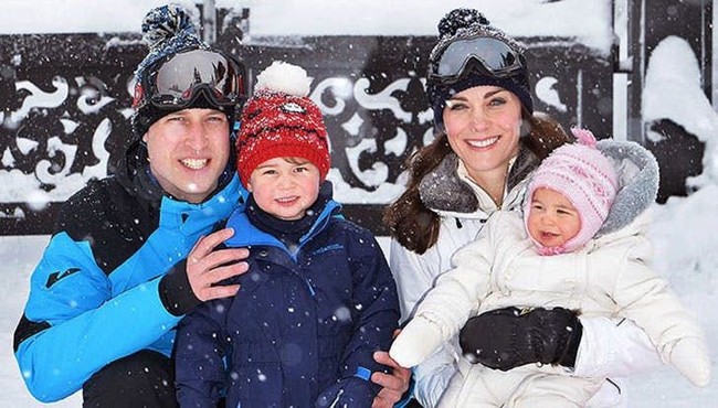 Punya hobi yang sama dengan anak tentu akan menyenangkan. Kate pun menurunkan hobinya bermain ski kepada George dan Charlotte. Di usia dua tahun, George sudah berlajar main ski di Holmenkollen, Norwegia. (Foto: Getty Images)