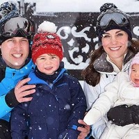 Punya hobi yang sama dengan anak tentu akan menyenangkan. Kate pun menurunkan hobinya bermain ski kepada George dan Charlotte. Di usia dua tahun, George sudah berlajar main ski di Holmenkollen, Norwegia. (Foto: Getty Images)