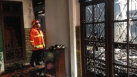 Titik kebakaran berada di tengah permukiman padat hunian. Dugaan jumlah kerugian belum diketahui. (Foto: Ibnu Hariyanto/detikcom)