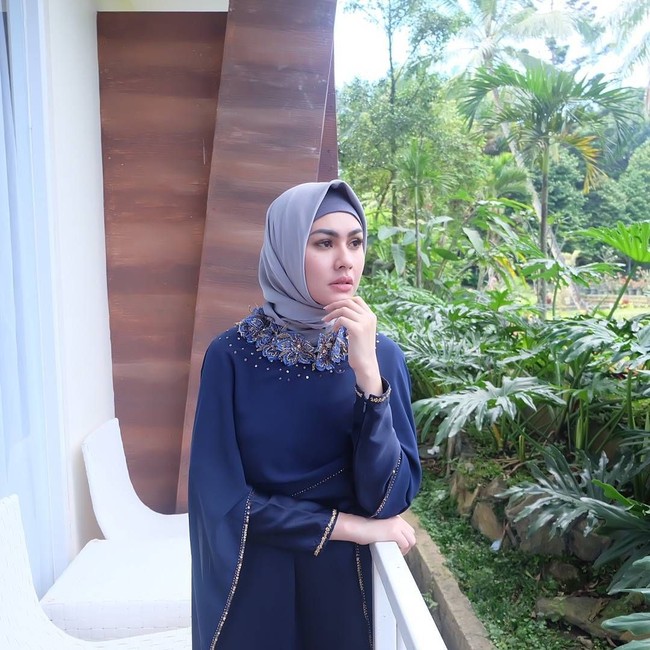 Kartika Putri mengawali karirnya sebagai presenter acara olahraga tahun 2011. Karirnya makin bersinar setelah memerankan nanny seksi di acara TV Kakek-Kakek Narsis. Busananya kala itu berbeda 180 derajat dengan penampilannya sekarang. Foto: Instagram/KartikaPutriWorld