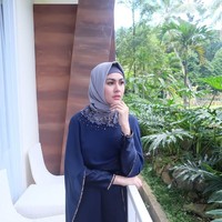 Kartika Putri mengawali karirnya sebagai presenter acara olahraga tahun 2011. Karirnya makin bersinar setelah memerankan nanny seksi di acara TV Kakek-Kakek Narsis. Busananya kala itu berbeda 180 derajat dengan penampilannya sekarang. Foto: Instagram/KartikaPutriWorld