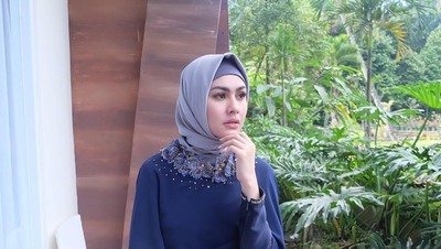 Foto: 11 Gaya Hijab Kartika Putri yang Simple dan Cantik