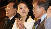 Meski kedua negara ini berseteru, selama Olimpiade berlangsung Kim Yo Jung dan Presiden Moon tetap menunjukkan keakrabannya. (Foto: Yonhap via REUTERS)