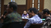 Mantan Ketua Komisi II Agun Gunandjar memberikan keterangan mengenai koordinasi ke Setya Novanto saat menjabat ketua Fraksi Golkar di DPR.