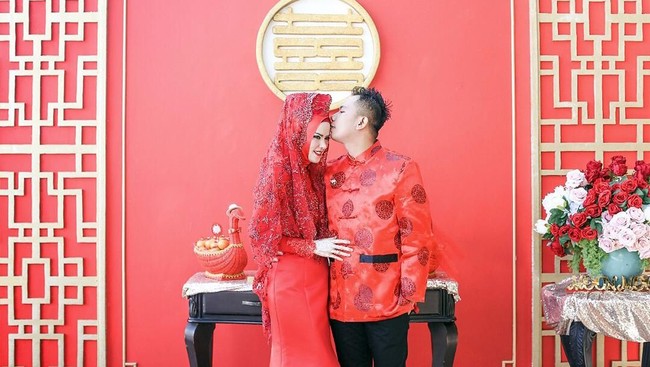 Setelah akad nikah, Angel Lelga dan Vicky Prasetyo menjalani prosesi Tea Pai. Acara ini merupakan adat Tionghoa di mana Vicky meminta restu dari keluarga Angel Lelga. Foto: Instagram