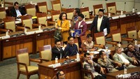 UU MD3 disahkan meski dua fraksi, Partai NasDem dan PPP, meminta pengesahan UU MD3 ditunda. Dua fraksi itu lalu walk out dari sidang paripurna.