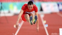 Atlet lompat jauh China Yaoguang Zhang melakukan lompatan.