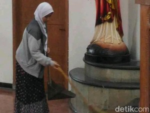 Viral Perempuan Berjilbab Bersihkan Gereja Lidwina Pasca Serangan