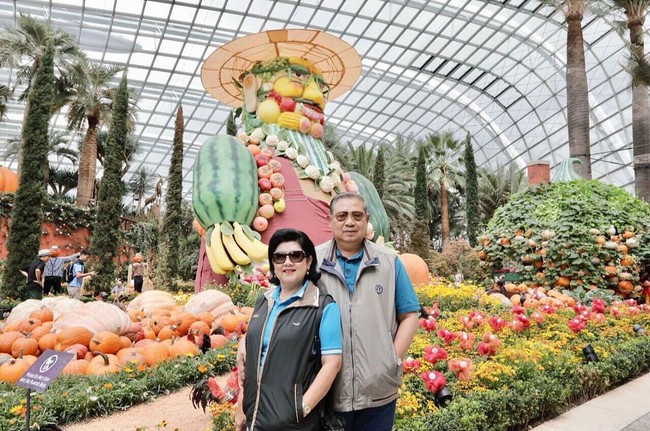 Liburan ke Singapura, Susilo Bambang Yudhoyono (SBY) dan Ani Yudhoyono kompak memakai kaus berkerah berwarna biru. Presiden keenam Indonesia itu dan sang istri juga melengkapi penampilan mereka dengan vest saat berpose di kawasan Garden By The Bay. Foto: Dok. Instagram Ani Yudhoyono