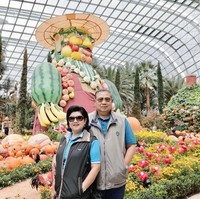 Liburan ke Singapura, Susilo Bambang Yudhoyono (SBY) dan Ani Yudhoyono kompak memakai kaus berkerah berwarna biru. Presiden keenam Indonesia itu dan sang istri juga melengkapi penampilan mereka dengan vest saat berpose di kawasan Garden By The Bay. Foto: Dok. Instagram Ani Yudhoyono