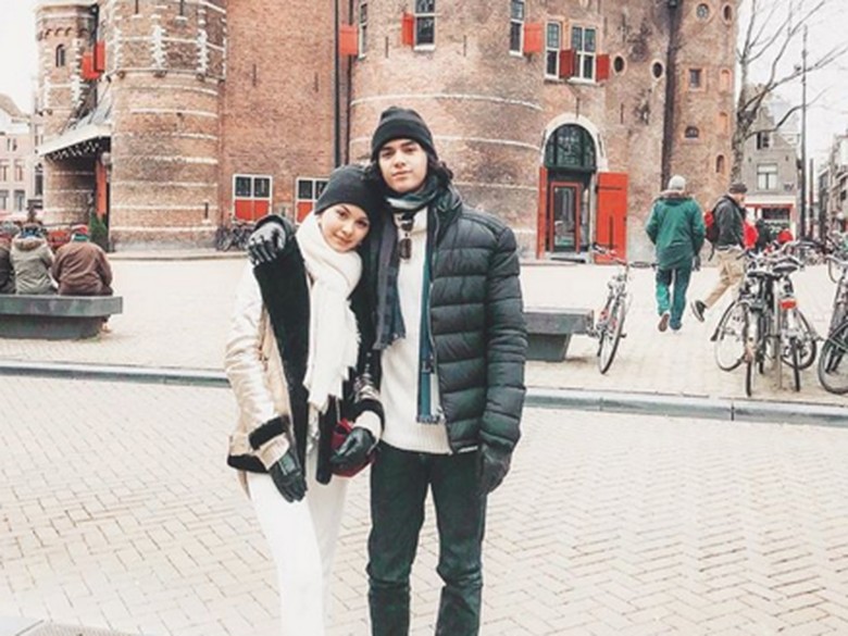 Valentine, Alyssa Daguise Pamer Foto Makan Bareng Keluarga dan Al Ghazali Valentine, Alyssa Daguise Pamer Foto Makan Bareng Keluarga dan Al Ghazali