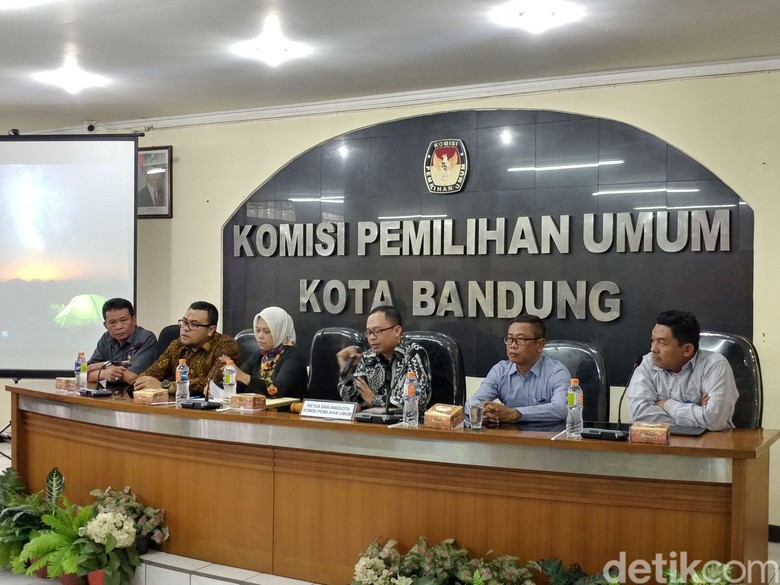 Peserta Pilwalkot Bandung Ditetapkan 3 Pasang, Independen Tak Lolos Peserta Pilwalkot Bandung Ditetapkan 3 Pasang, Independen Tak Lolos