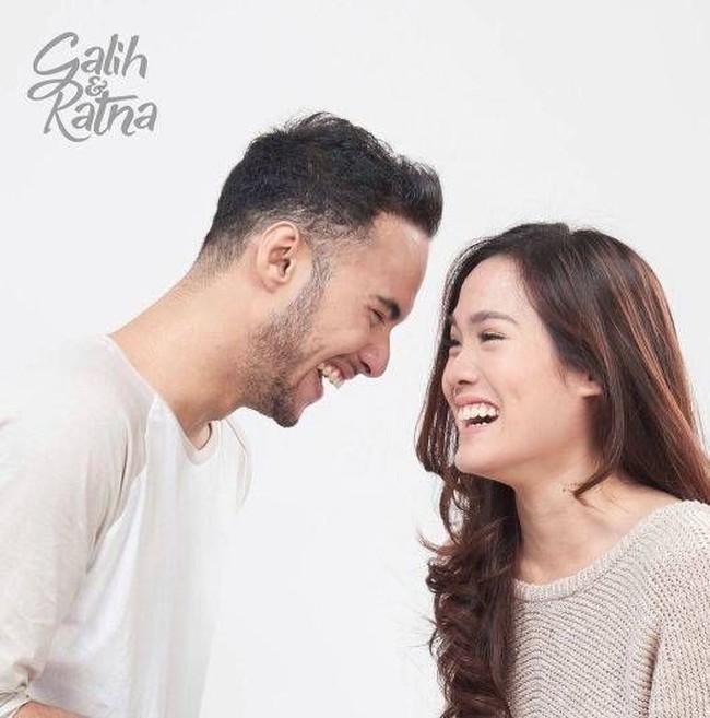 Kisah cinta klasik masa SMA yang booming di era 80-an, Gita Cinta dari SMA dihidupkan kembali di film Galih dan Ratna pada 2017. Galih (Refal Hady) digambarkan sebagai sosok cowok introvert dan cuek, tapi justru itu yang membuat Ratna (Sheryl Sheinafia) terkesan. Kenalan di taman belakang sekolah dan modus meminjam buku, membuat kita terkenang dengan momen-momen lucu nan romantis masa SMA. Foto: Istimewa