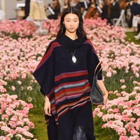 Koleksi terbaru Tory Buch ini dipamerkan di New York Fashion Week 2018, Bridge Market, New York City, Jumat (9/2/2018). (Photo by Slaven Vlasic / Getty Images)