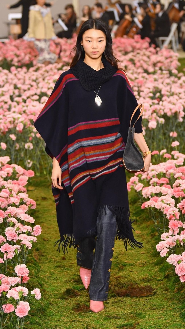 Koleksi terbaru Tory Buch ini dipamerkan di New York Fashion Week 2018, Bridge Market, New York City, Jumat (9/2/2018). (Photo by Slaven Vlasic / Getty Images)