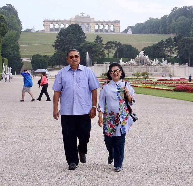 Kekompakan ditunjukkan SBY dan Ani Yudhoyono hingga ke Eropa. Saat liburan keliling Eropa, SBY dan Bu Ani sama-sama memakai baju berwarna biru. Pada Bu Ani, agar tak terkesan lebih berwarna, dia memakai kemeja biru dengan detail bunga. Foto: Dok. Instagram Ani Yudhoyono