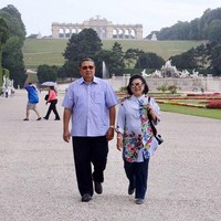 Kekompakan ditunjukkan SBY dan Ani Yudhoyono hingga ke Eropa. Saat liburan keliling Eropa, SBY dan Bu Ani sama-sama memakai baju berwarna biru. Pada Bu Ani, agar tak terkesan lebih berwarna, dia memakai kemeja biru dengan detail bunga. Foto: Dok. Instagram Ani Yudhoyono