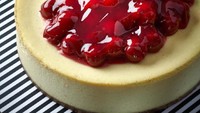  Vanila bean cheesecake ini teksturnya creamy lembut. Paduan rasa gurih lembut keju krim dengan strawberry yang asam segar. Foto: Instagram Ms Bs Cakery