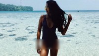 Seksi ketika di pantai. Foto: Instagram/alyssadaguise