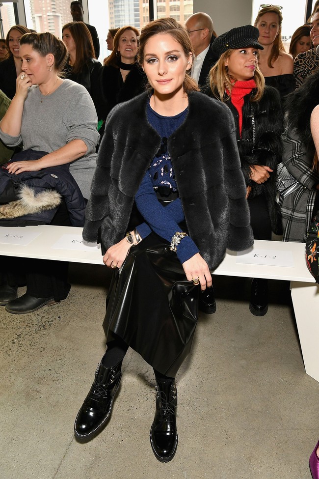 Aktris dan model Alexa Chung sibuk berswafoto, sementara Olivia Palermo fokus melihat koleksi Noon by Noor, Kamis (8/2/2018). (Foto: Getty Images)