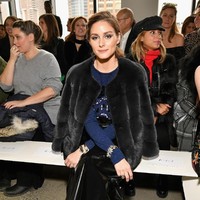 Aktris dan model Alexa Chung sibuk berswafoto, sementara Olivia Palermo fokus melihat koleksi Noon by Noor, Kamis (8/2/2018). (Foto: Getty Images)