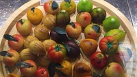 Liburan ke Milan, perempuan yang akrab disapa Karput ini menemukan makanan unik. Marzipan mungil bentuk buah-buahan mulai dari apel, ceri hingga pear. Lucu ya. Foto: Instagram