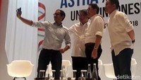 Nadiem Makariem, Prijono Sugiarto dan Menteri Komunikasi dan Informatika, Rudiantara berfoto bersama.