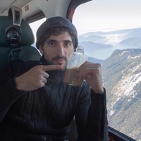 Dia juga menyukai olahraga yang memacu adrenalin. Hamdan pernah melakukan flyboarding dan aksi terjun payung dari atas Burj Khalifa.  Foto: Instagram